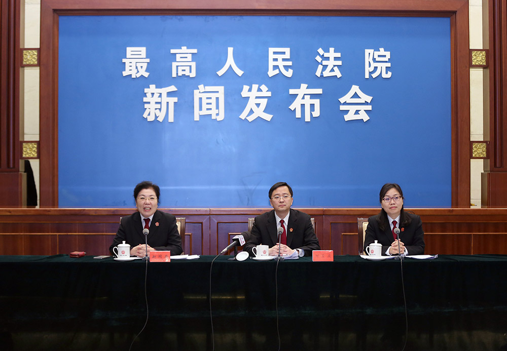 3月7日，最高人民法院新聞發言人王玲（左）、最高人民法院環資庭副庭長魏文超（中）和最高人民法院環資庭審判長劉小飛（右）在現場發布環境公益訴訟典型案例。