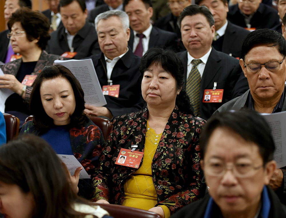 3月5日，肖燕委員（中）列席十二屆全國人大五次會議開幕會。