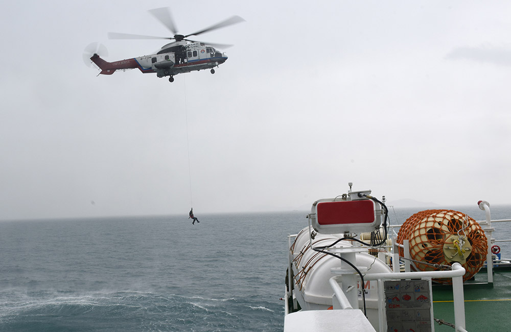 3月8日，“南海救102”在珠江口万山群岛进行船机配合演练。