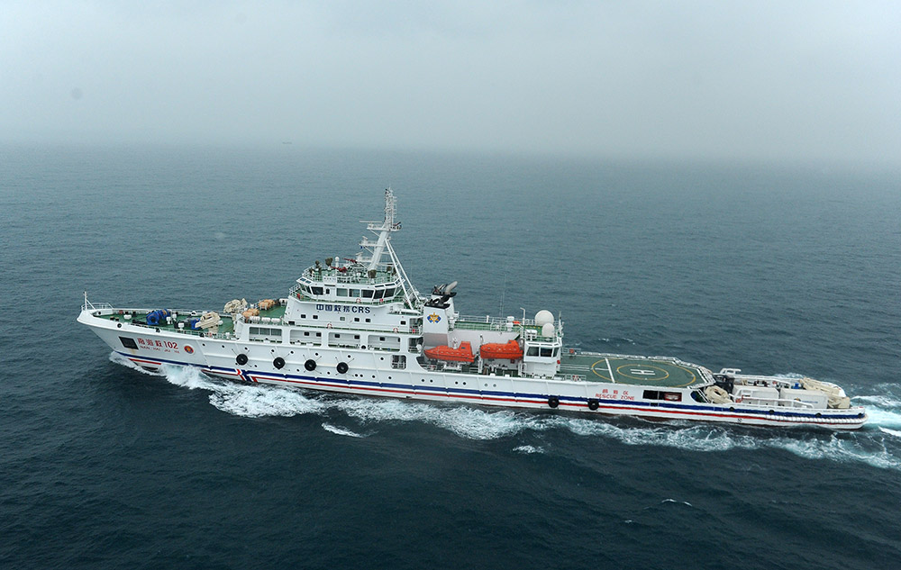 3月8日，“南海救102”在珠江口万山群岛进行船机配合演练。