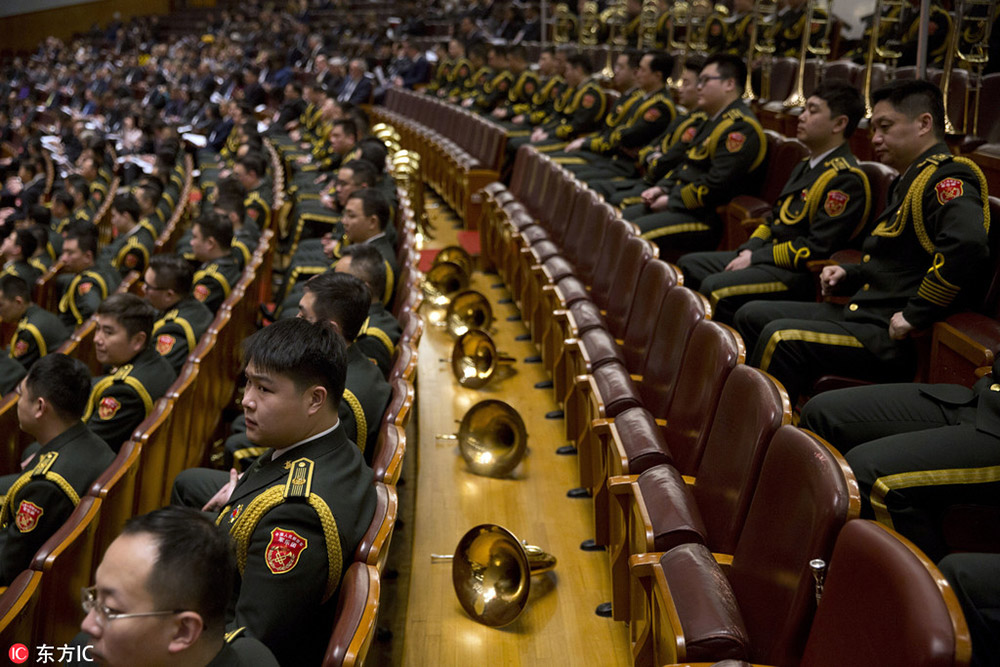 3月3日，北京人民大会堂内，军乐队成员坐在自己区域，乐器统一摆放。/东方IC