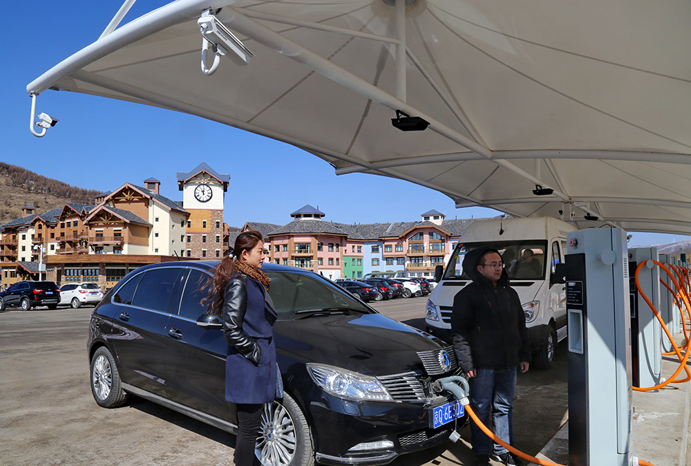 3月8日，在張家口市崇禮區太舞滑雪場，一名駕駛員為自己的電動汽車充電。