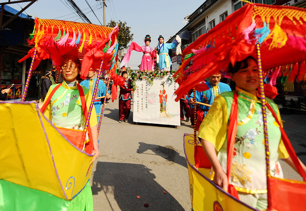 3月9日，在上海市寶山區羅店鎮花神廟會上，當地民眾在進行民俗表演。