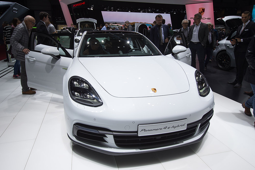 3��9�գ�����ʿ�����߹��ʳ�չ�ϣ����ǹۿ���ʱ��Panamera-4-e-hybrid�γ���