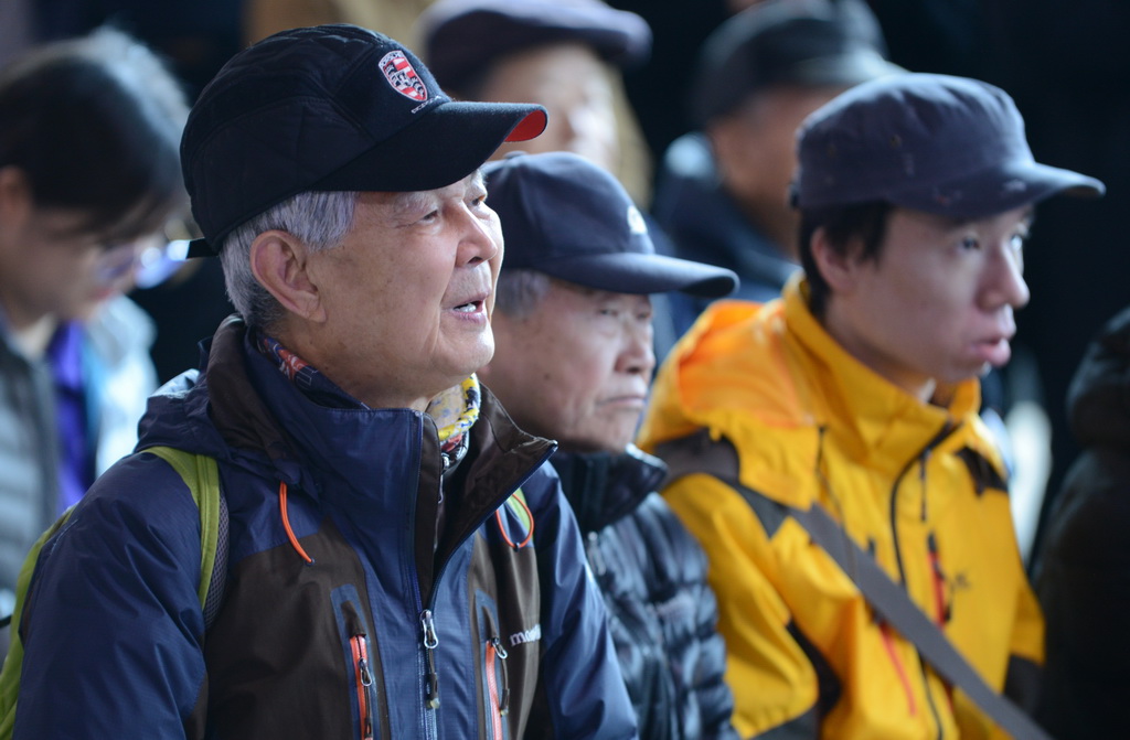 3月10日，在韓國首爾火車站，民眾觀看憲法法院的庭審直播。 新華社記者劉昀攝