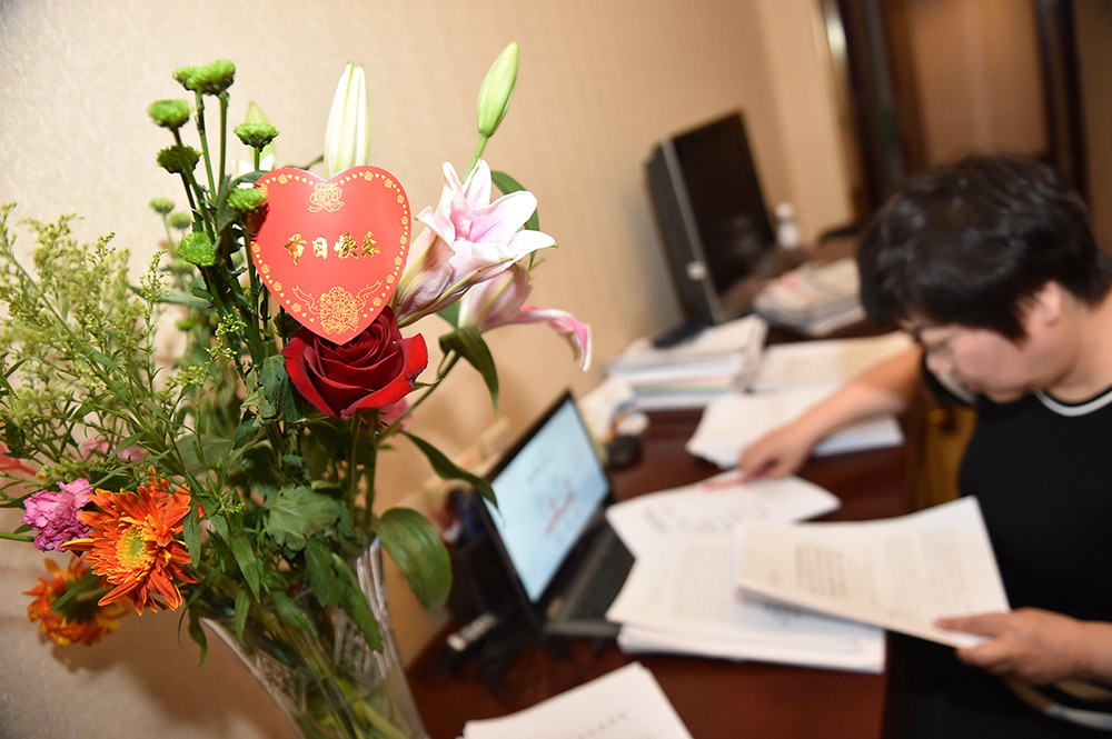 3��8�������޴�����פ�ط�������ҹ�����������ꡰ���ˡ���Ů�ڣ����ϵ��ʻ��������ޡ�