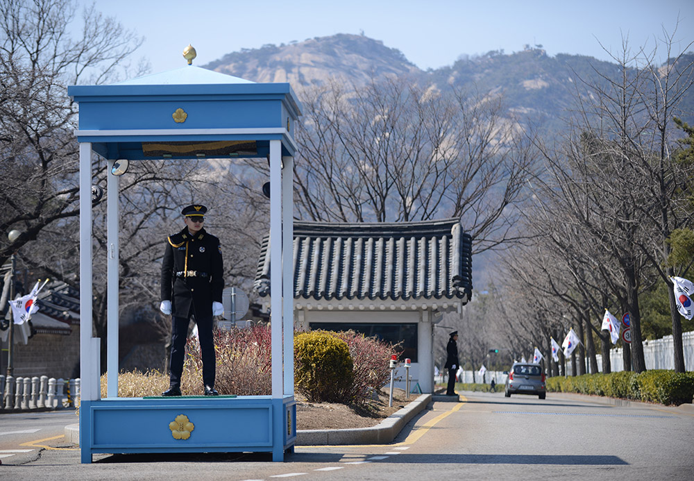 3月10日，在韓國首爾，安全人員在總統府青瓦台外執勤。