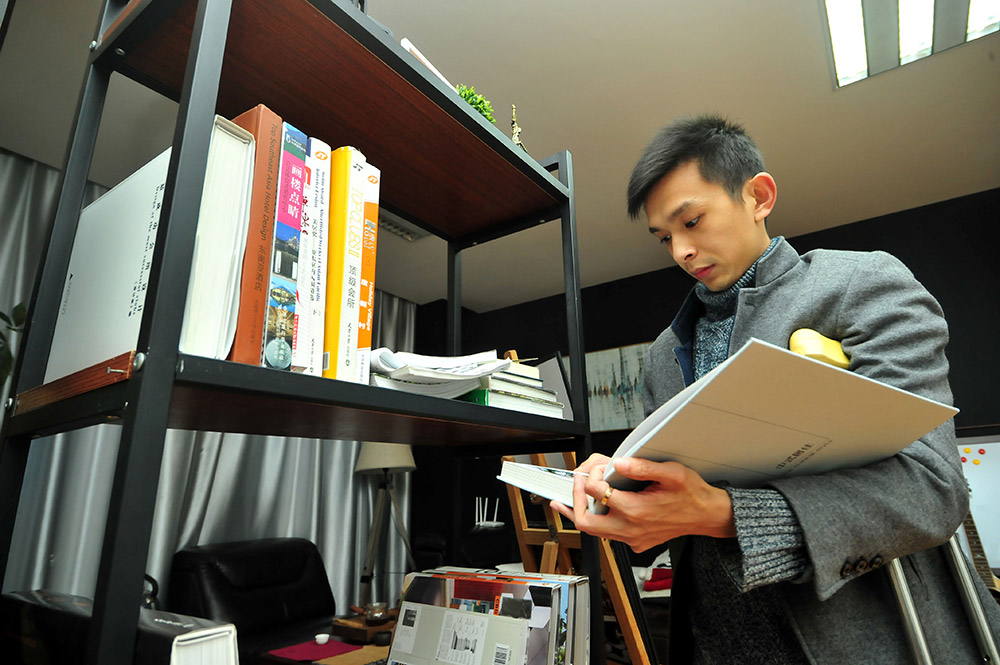 3月10日，在南昌中航長江設計師產業園，黎偉在工作室內查閱資料。