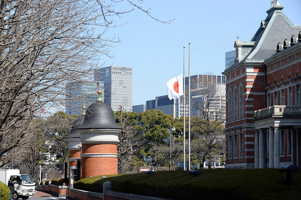 3月11日，位於日本東京的法務省降半旗，悼念2011年日本大地震和海嘯中的遇難者。
