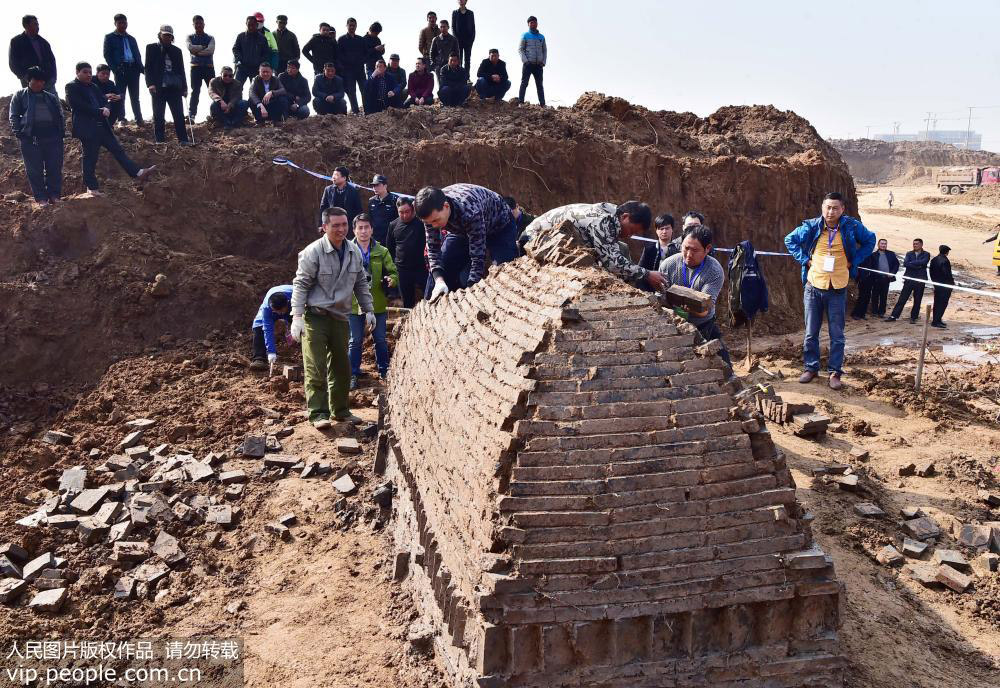 3月11日，發掘清理出的古磚塊砌成的完好宋代古墓形狀。
