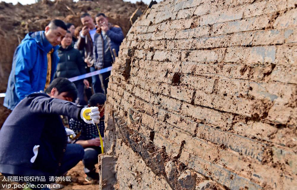 3月11日，省市文物部門工作人員正對古墓進行現場勘測。