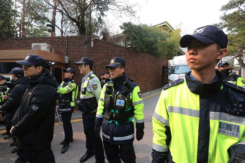 3月12日，警察在位於韓國首爾三成洞的朴槿惠私邸前警戒。新華社/美聯