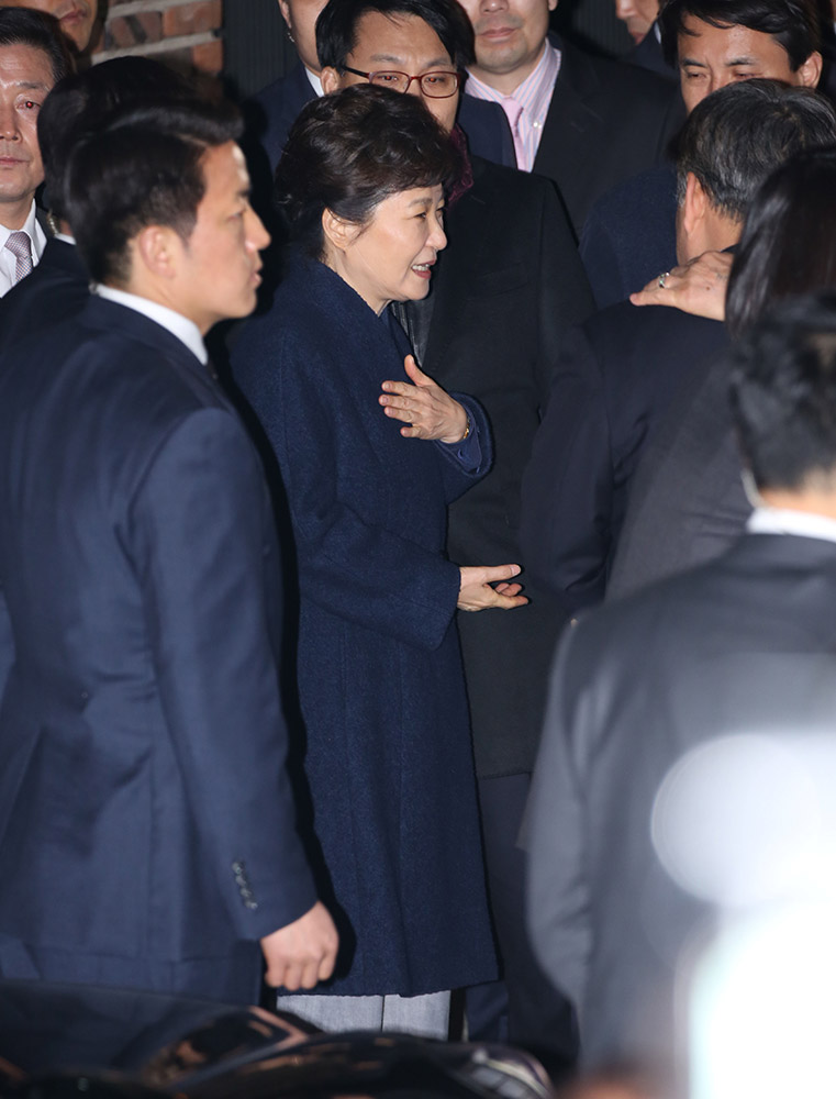 3月12日，朴槿惠（中）抵達位於韓國首爾三成洞的私邸。新華社發( 李相浩攝）