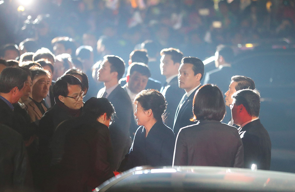 3月12日，朴槿惠（中）抵達位於韓國首爾三成洞的私邸。新華社/法新