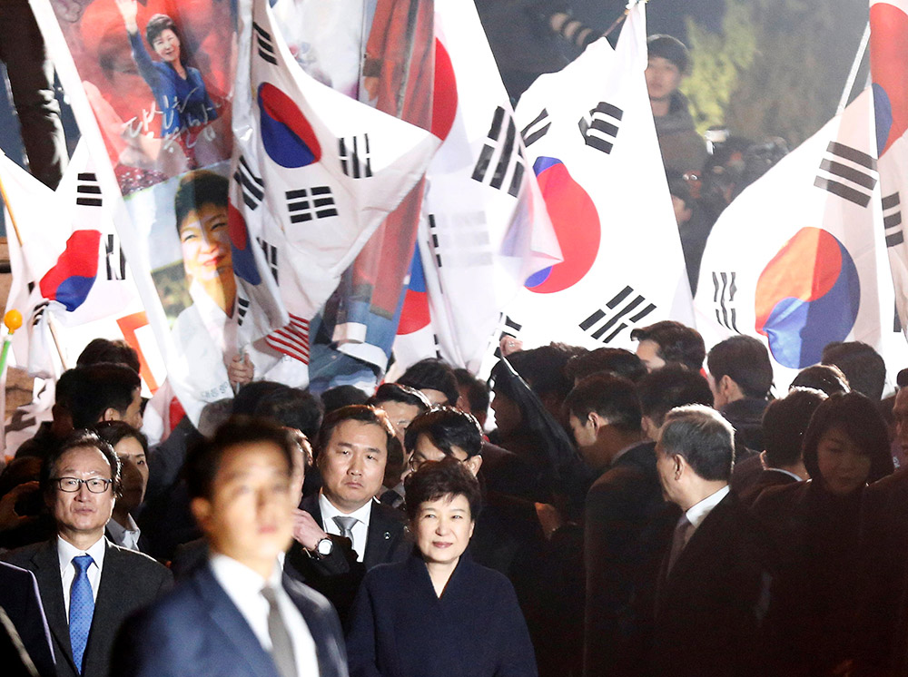 3月12日，朴槿惠（中）抵達位於韓國首爾三成洞的私邸。 新華社/路透