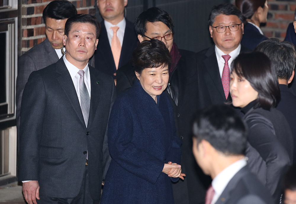 3月12日，朴槿惠（中）抵達位於韓國首爾三成洞的私邸。新華社發( 李相浩攝）