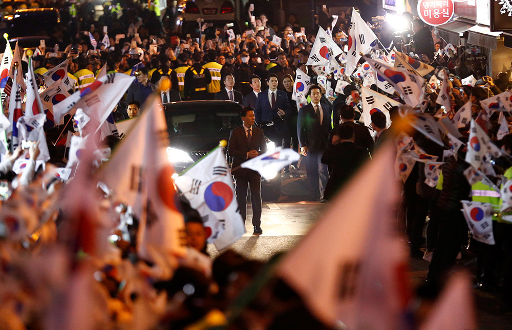 3月12日，朴槿惠乘車抵達位於韓國首爾三成洞的私邸。 新華社/路透