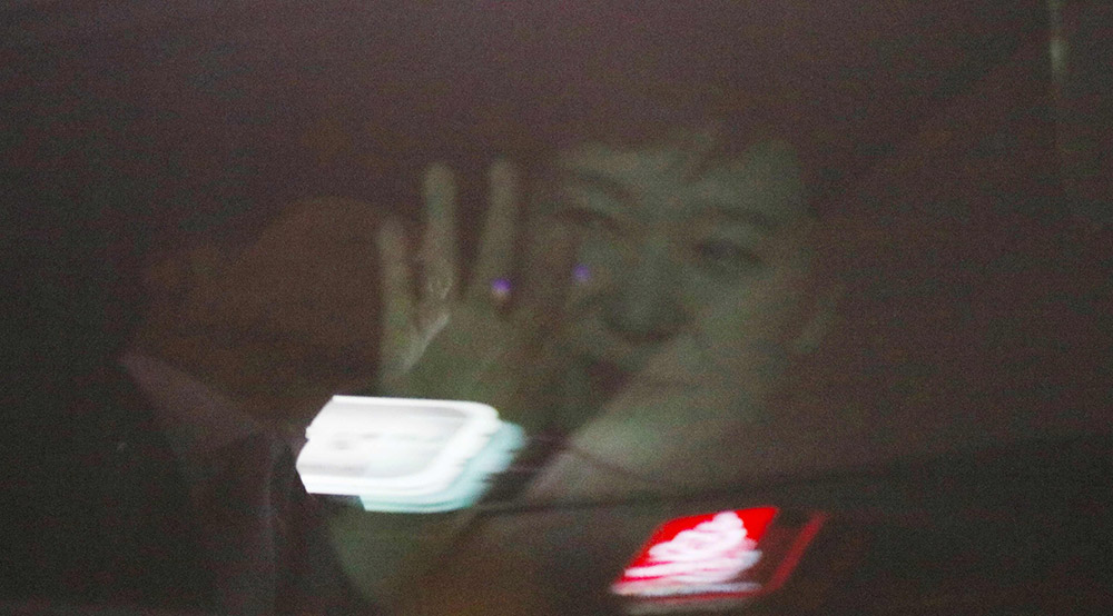 3月12日，朴槿惠乘車抵達位於韓國首爾三成洞的私邸並向支持者揮手。新華社/法新