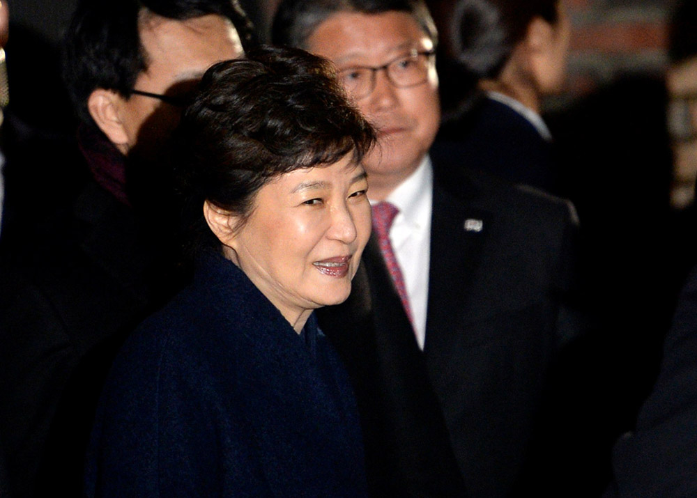 3月12日，朴槿惠（前）抵達位於韓國首爾三成洞的私邸。 新華社/路透