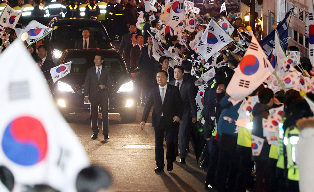 3月12日，朴槿惠乘車抵達位於韓國首爾三成洞的私邸。新華社/美聯