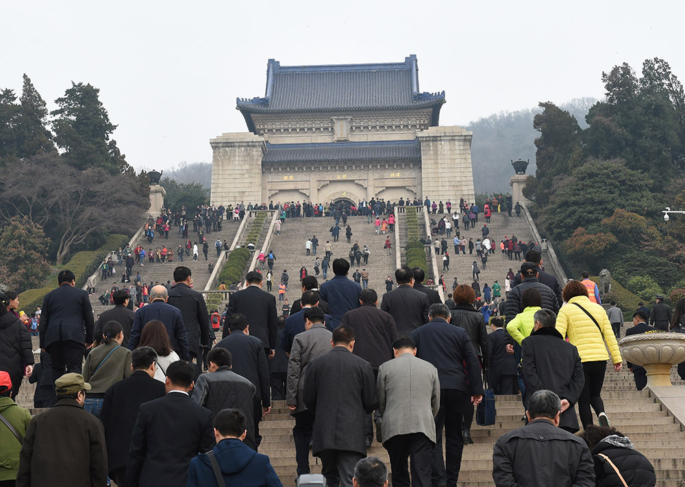 3月12日,各界代表及市民来到中山陵参加谒陵仪式.