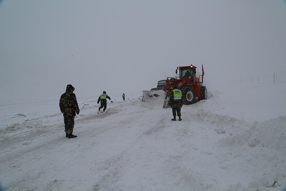 西藏武警交通部队暴风雪中抢通道路