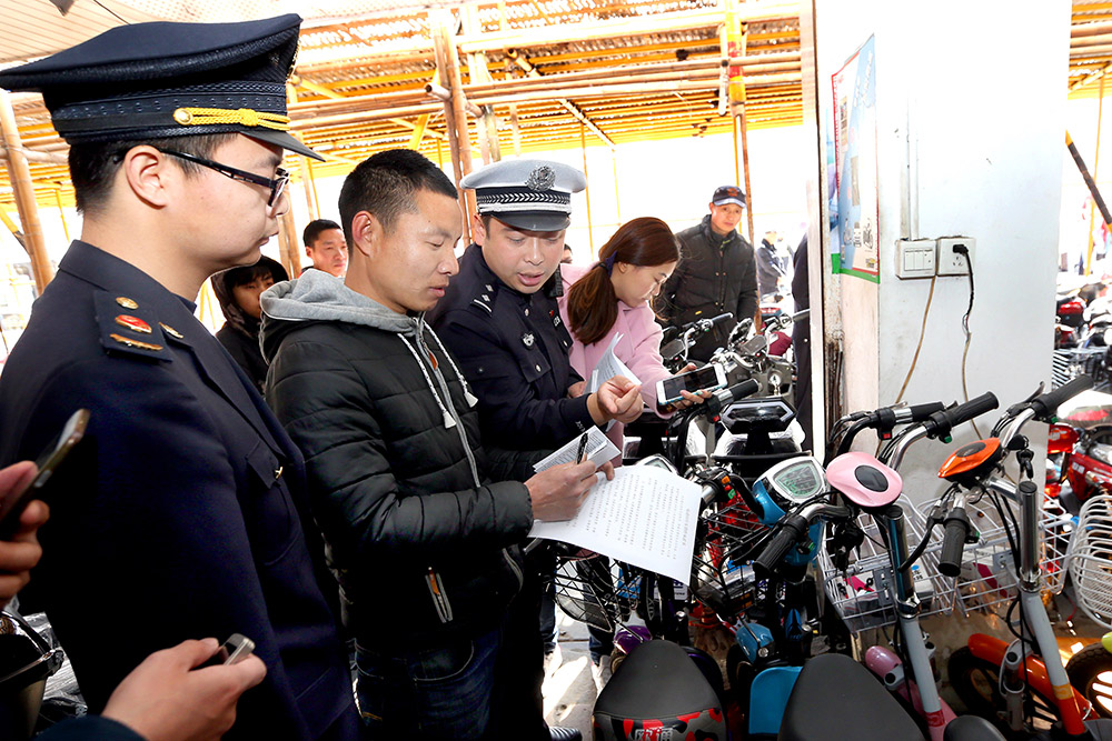 3��15�գ��綯���г����������Ϻ���㹫���־��񾯺����г��ල��������Ա�ල��ǩ�����۳�ŵ�顣