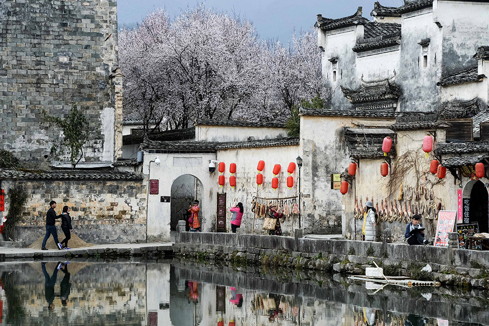 3月15日，游客在安徽省黄山市黟县宏村风景区月沼景点参观。