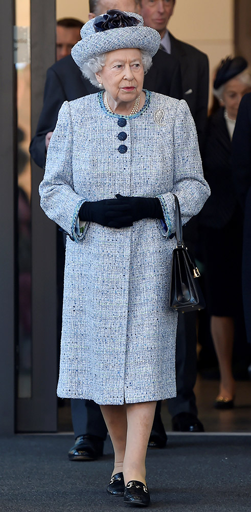 3月16日，英国女王伊丽莎白二世在首都伦敦参观翻新的国家军事博物馆后离开。新华社/路透