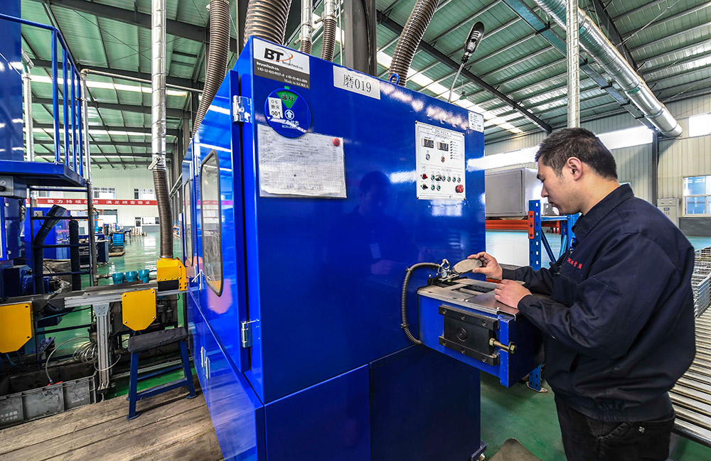 3月16日，故城縣一家制動摩擦材料企業的工人在磨削剎車片半成品。