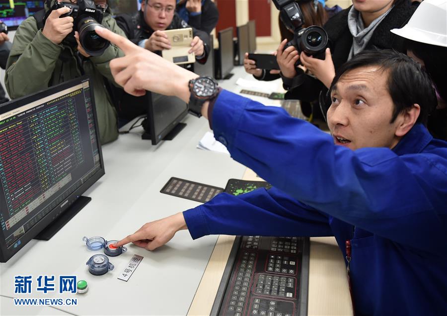 3月18日，華能北京熱電廠內的工作人員按下停機鍵。
