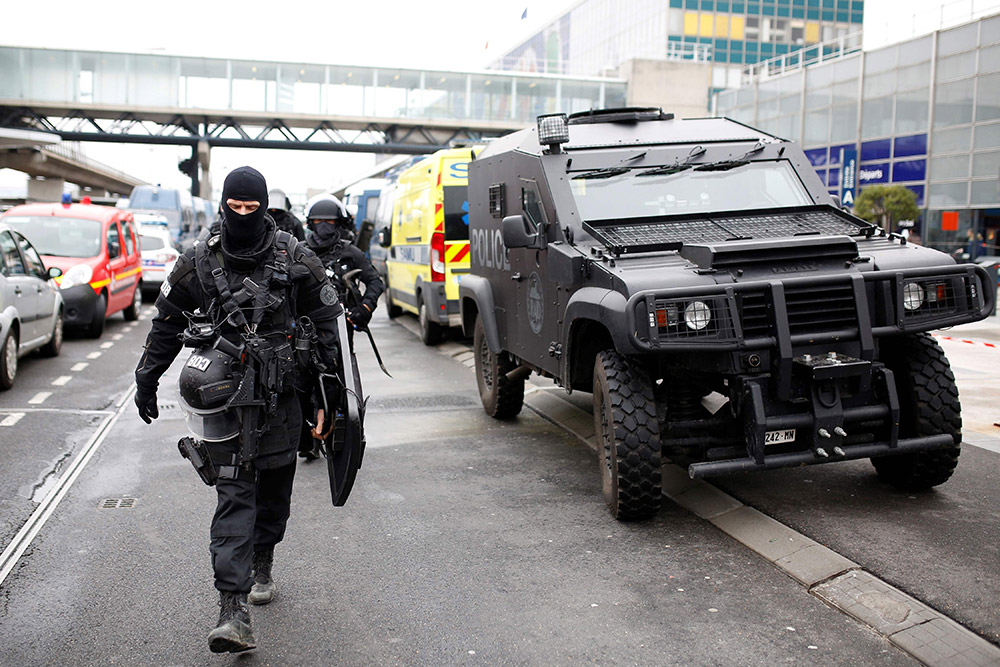 法国总统说反恐部门将调查奥利机场袭击事件