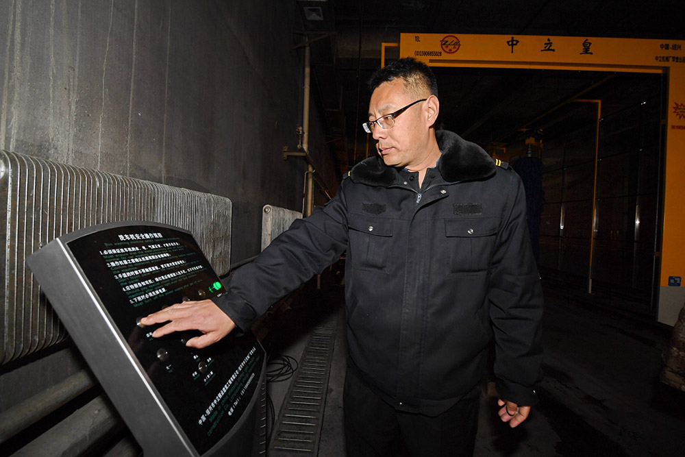3月20日，長春公交集團巴士公司一車隊副隊長王小明在操作洗車機。