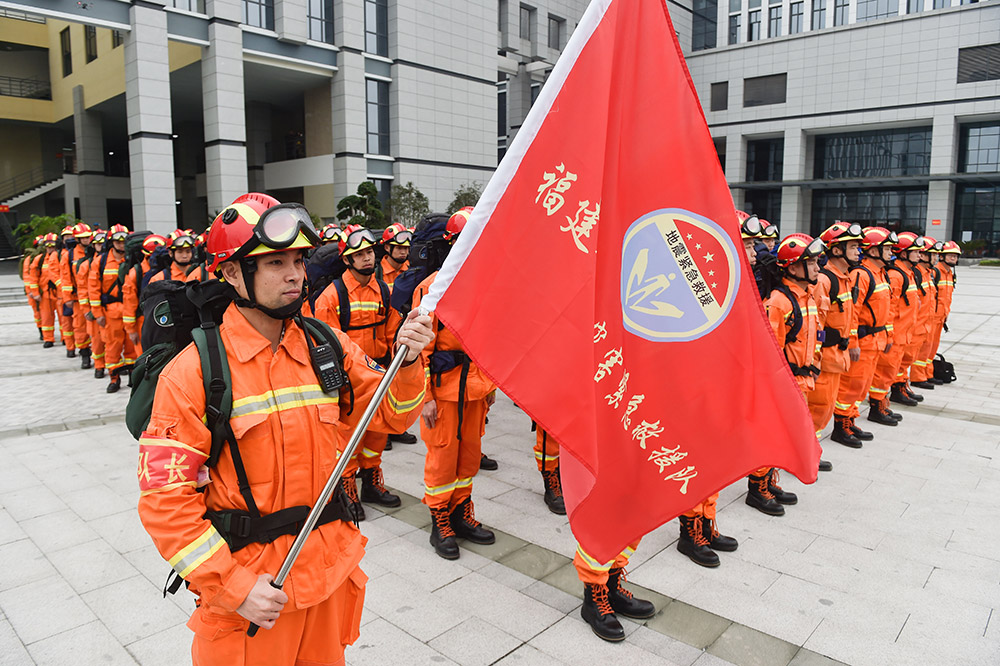 3月19日，福建省地震災害緊急救援隊在福州消防支隊特勤大隊模擬登機前集結。