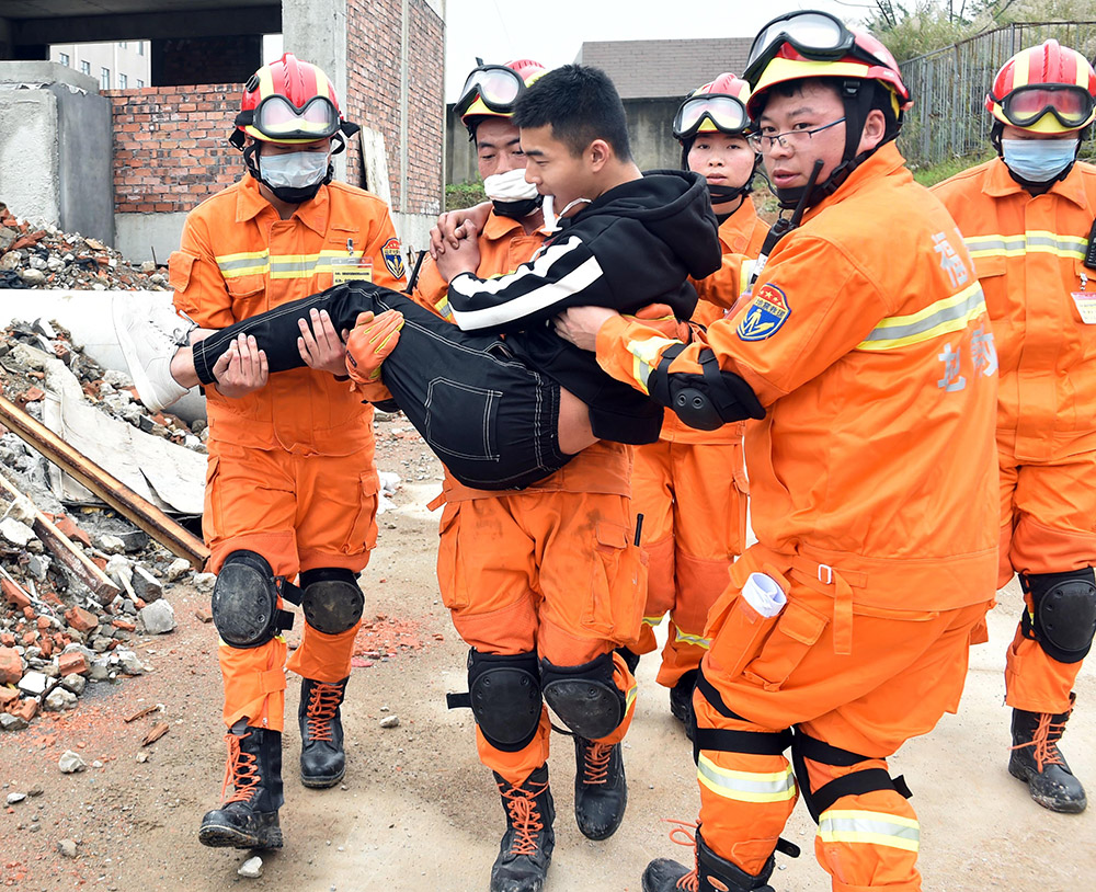 福建地震灾害紧急救援队通过我国首批重型队资