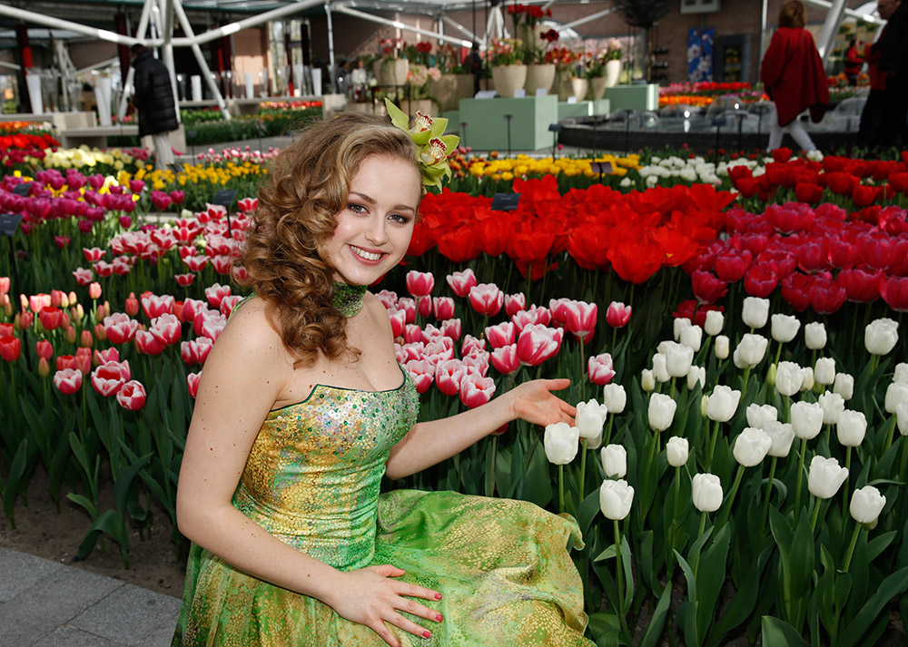 3月21日，在荷蘭利瑟的庫肯霍夫公園，一名模特展示園內種植的郁金香。