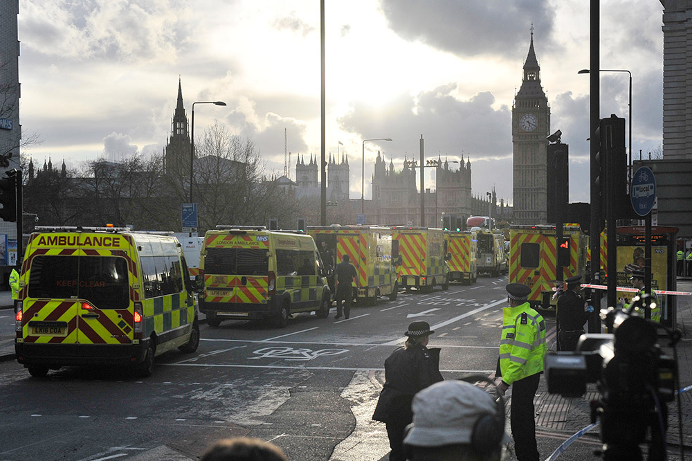 3月22日，救護車在英國倫敦的議會大廈外待命。