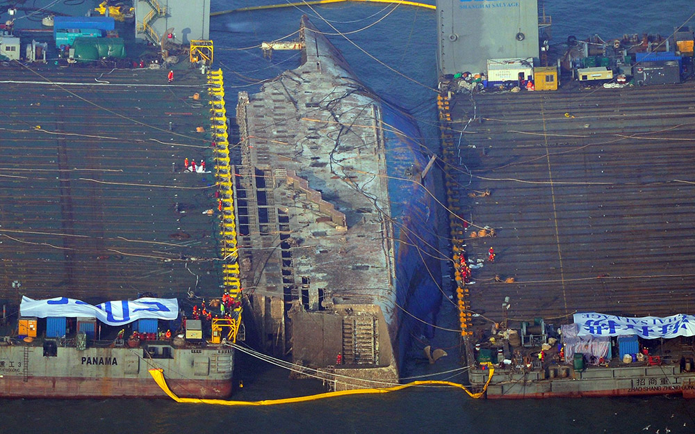 韩国 世越 号沉船部分构造经打捞浮出水面