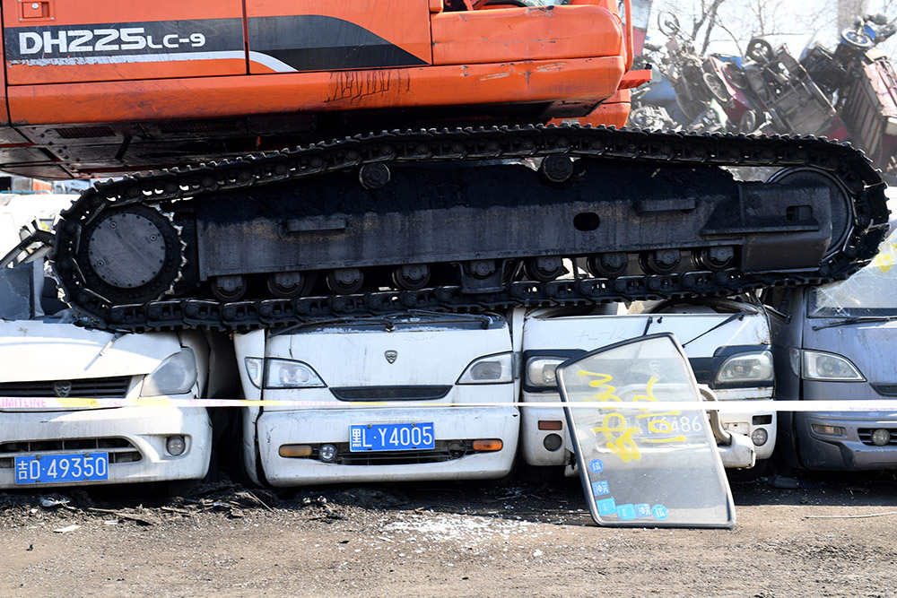 這是3月23日拍攝的哈爾濱市交警部門集中銷毀黃標車、無路權車現場。