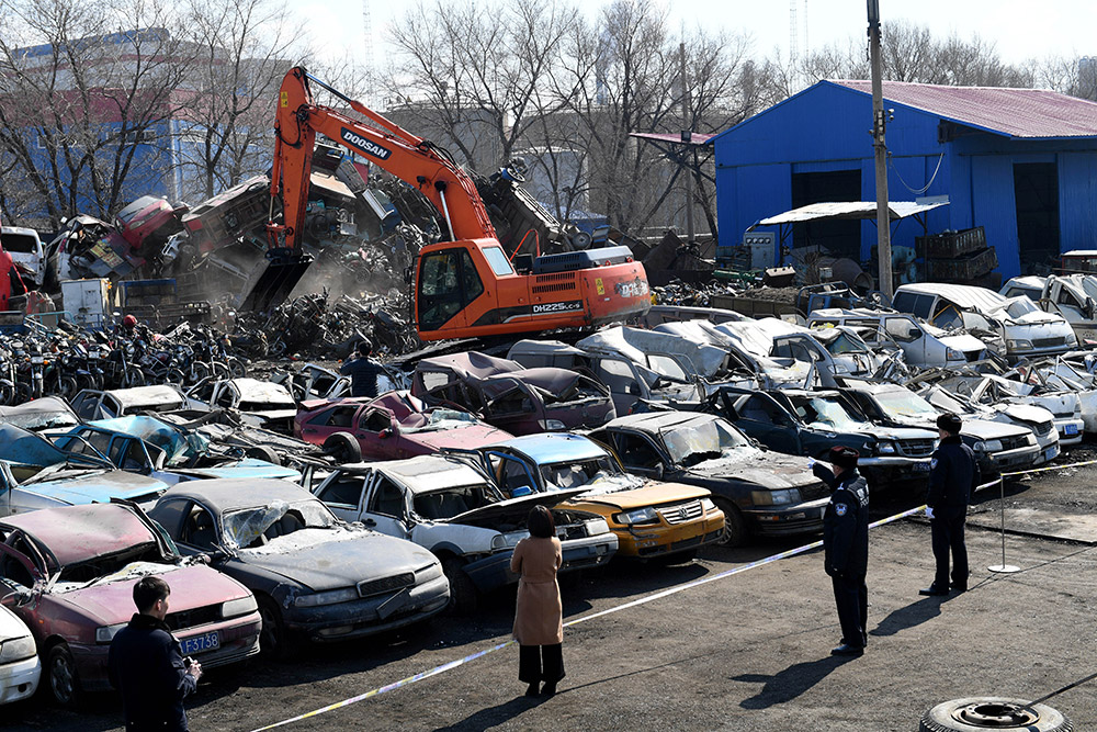這是3月23日拍攝的哈爾濱市交警部門集中銷毀黃標車、無路權車現場。