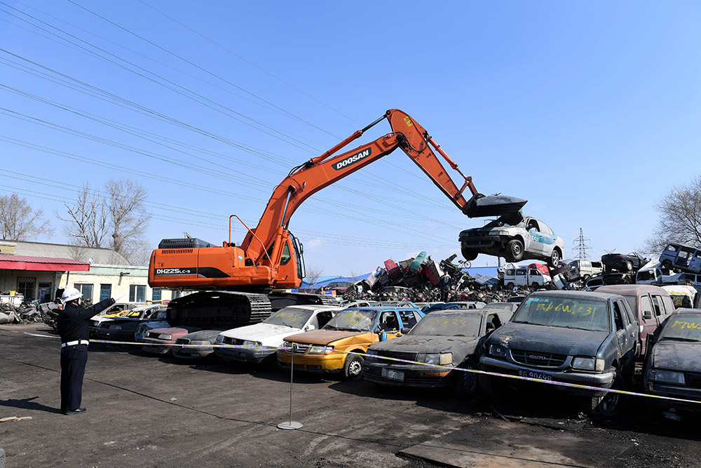 這是3月23日拍攝的哈爾濱市交警部門集中銷毀黃標車、無路權車現場。