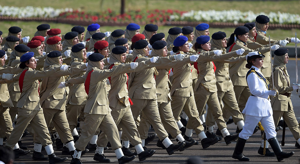 3月23日，在巴基斯坦首都伊斯蘭堡，巴女兵部隊參加閱兵式。新華社/法新