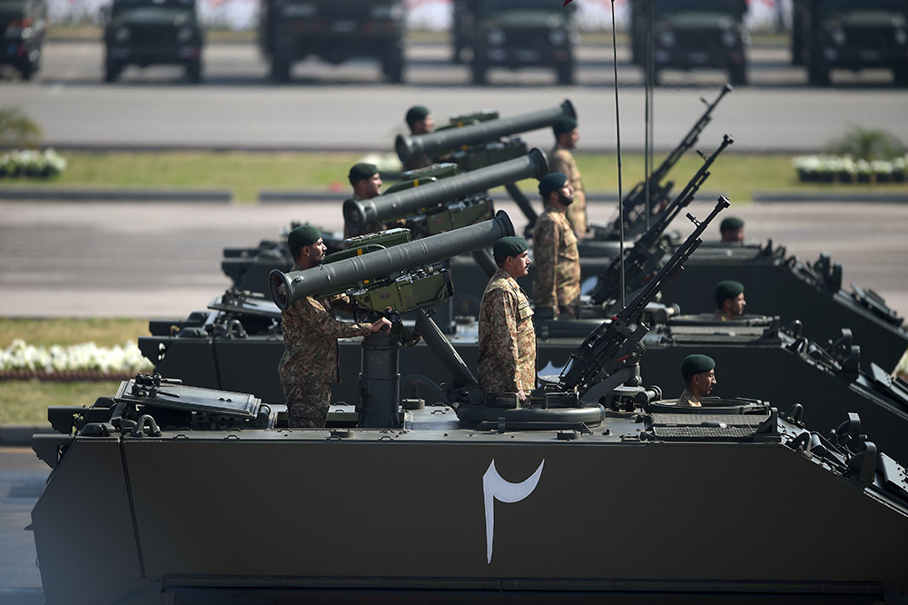 3月23日，在巴基斯坦首都伊斯蘭堡，巴裝甲部隊參加閱兵式。新華社/法新