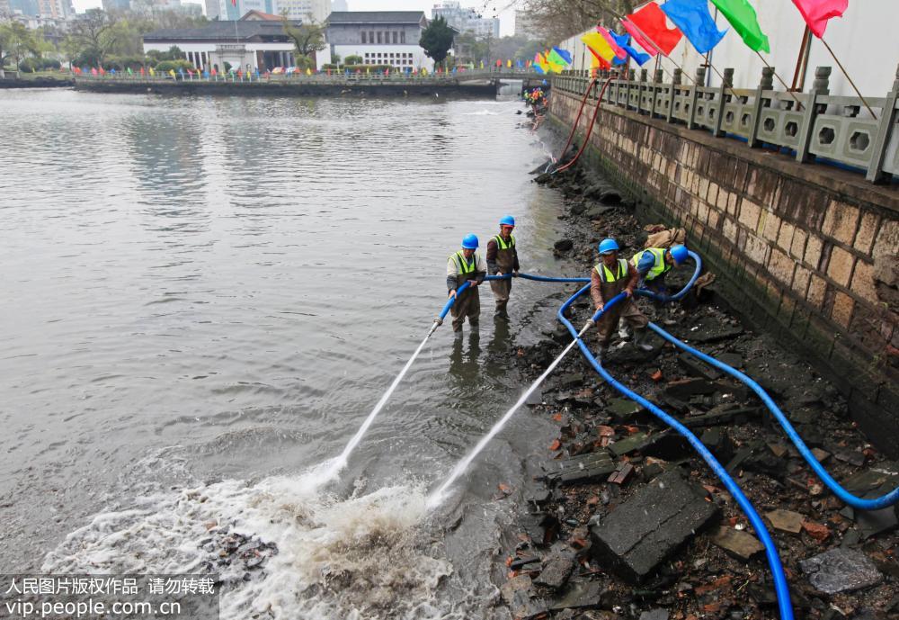 3月25日，寧波市海曙區月湖水生態綜合整治現場。