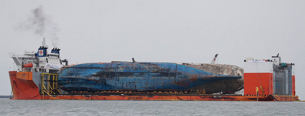 這是3月26日在韓國珍島郡附近海域拍攝的半潛船上的“世越”號船體。新華社/美聯