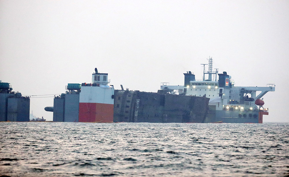 這是3月25日在韓國珍島郡附近海域拍攝的半潛船上的“世越”號船體。新華社/路透
