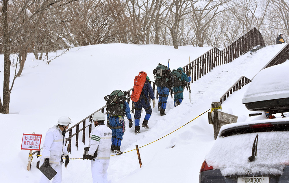 3月27日，在日本栃木縣那須町，搜救人員前往雪崩地點。新華社/路透