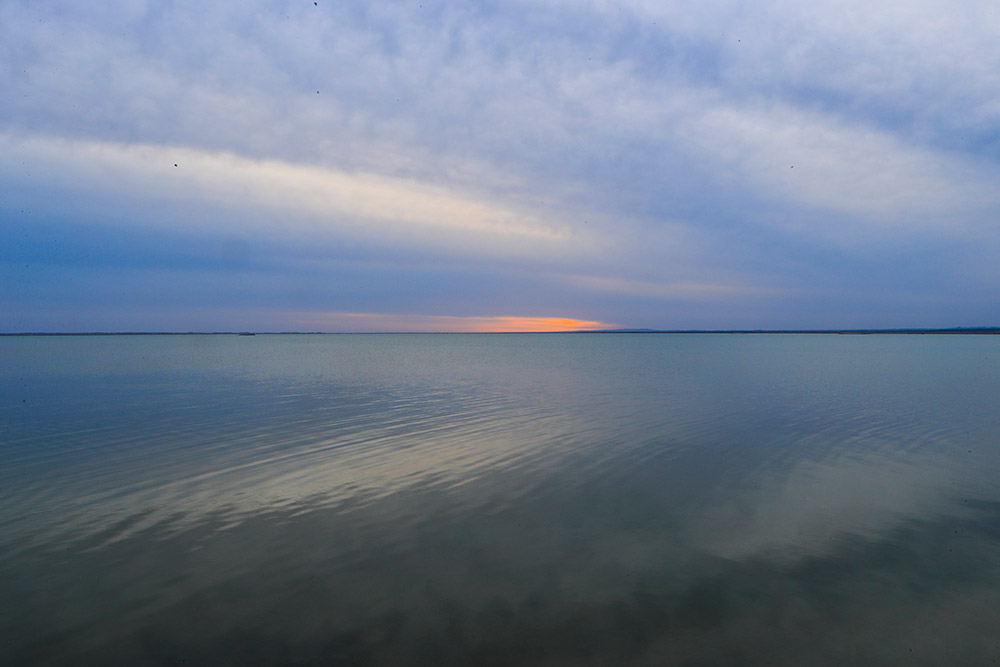 這是哈拉湖傍晚景象（3月25日攝）。新華社發（徐海洋攝）