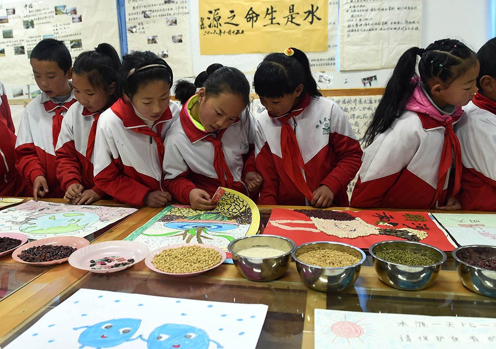 3月27日，獨克宗小學的學生在觀看環保繪畫作品。