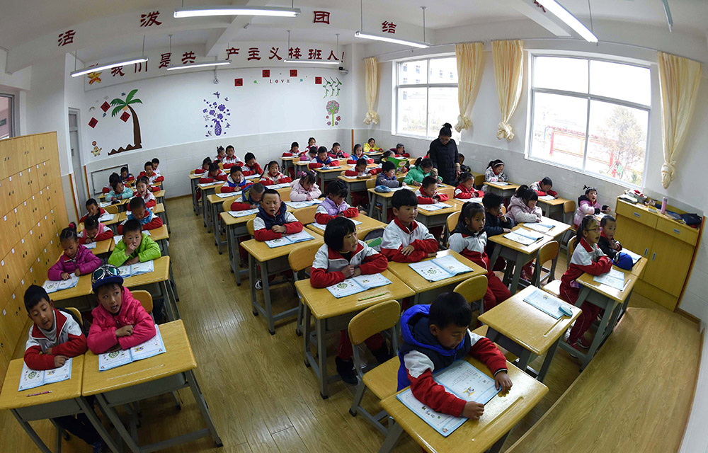 3月27日，獨克宗小學的學生在教室裡上課。